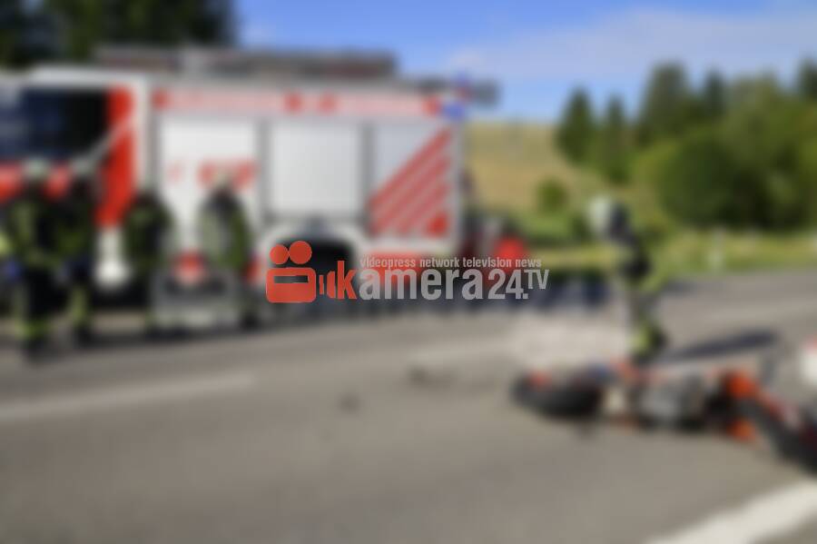 Motorradfahrer landet auf Autodach und wird schwer verletzt