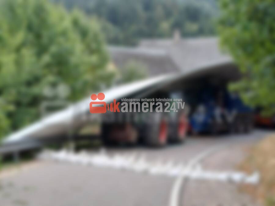 Windradtransport Unfall: Flügel kracht auf LKW und Traktor und zerbricht